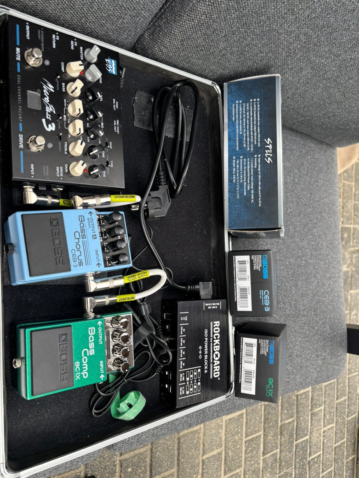 Te koop pedalboard voor bas gitarist, Muziek en Instrumenten, Effecten, Ophalen, Zo goed als nieuw, Compressor