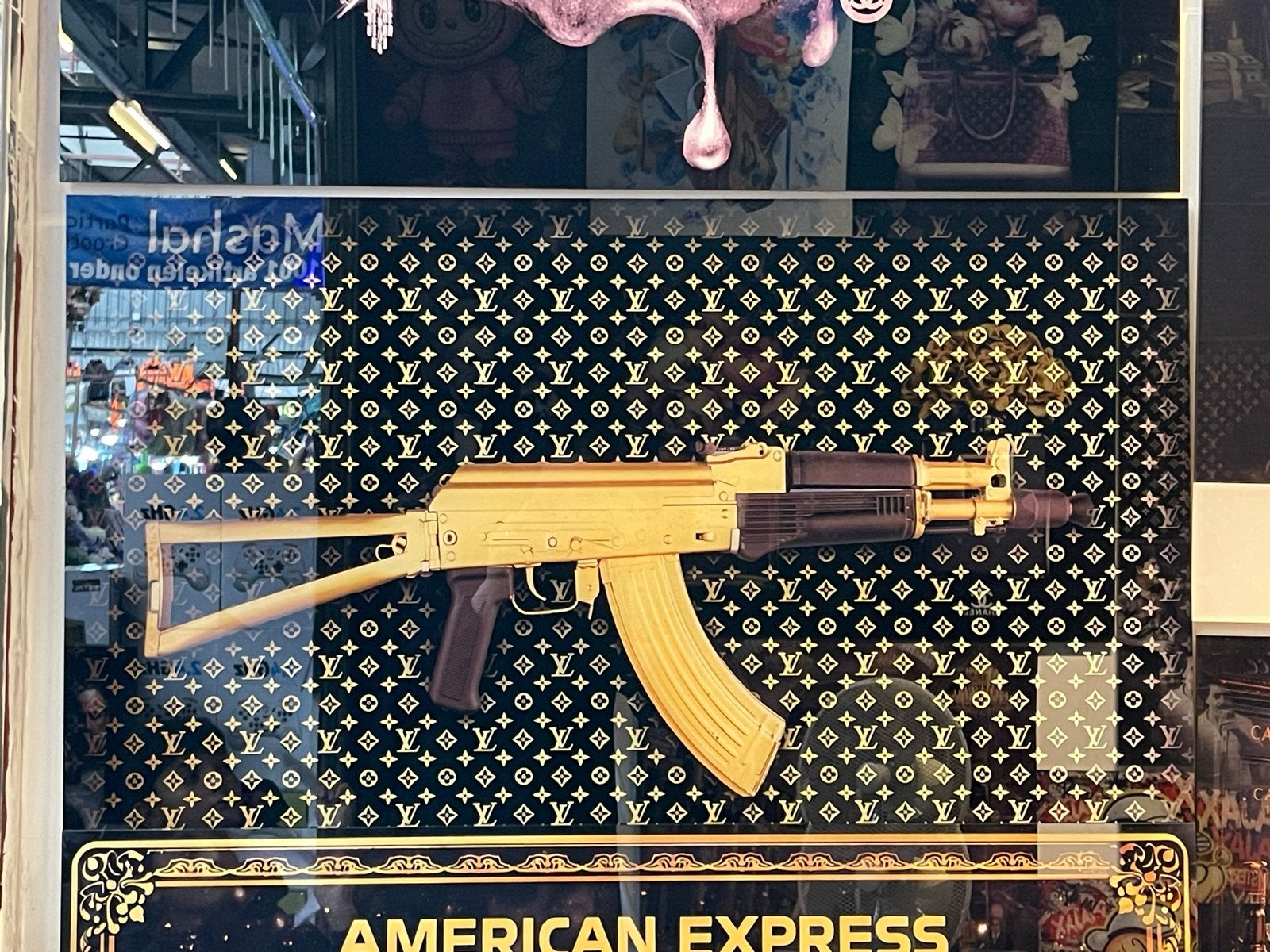 90x60 Plexiglas Kunstwerk: Gouden AK-47 op LV-patroon, Ophalen of Verzenden