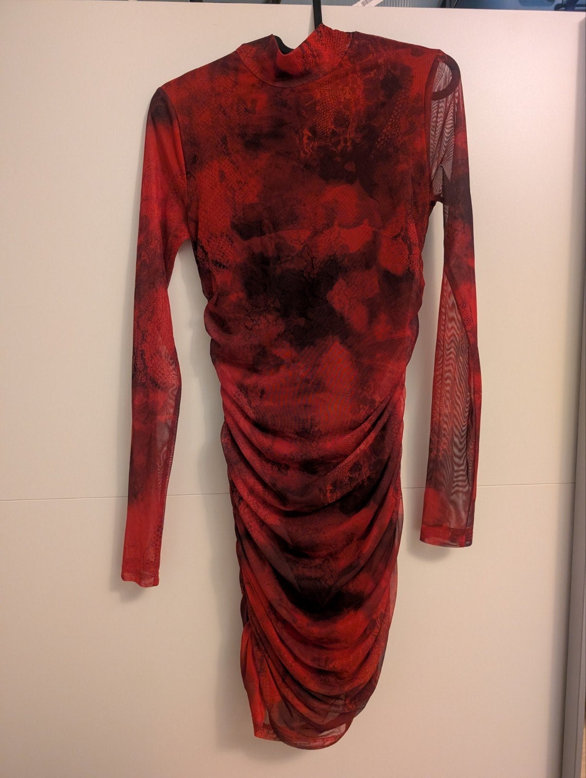 Berksha jurk, maat M, rood/zwart patroon, open rug, Kleding | Dames, Maat 38/40 (M), Zo goed als nieuw, Boven de knie, Rood