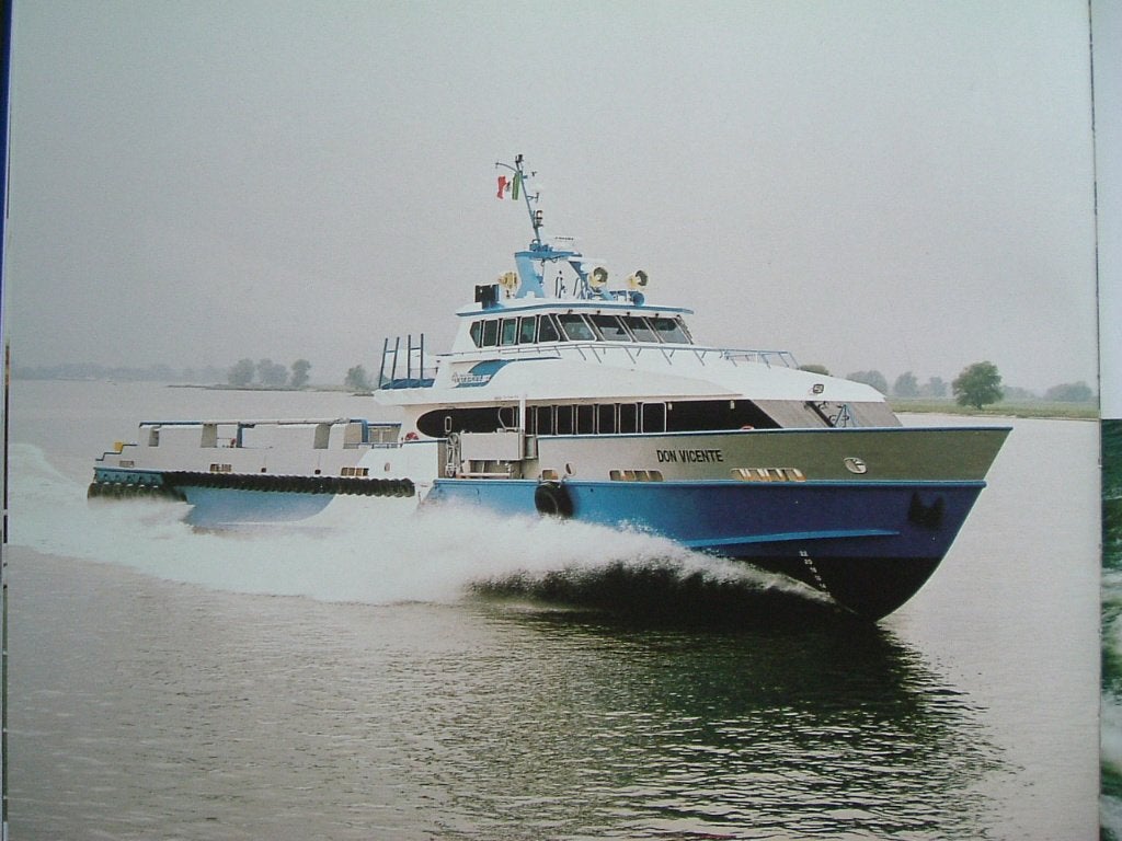 Damen shipyards 75 years., Verzamelen, Ophalen of Verzenden, Gebruikt, Motorboot, Boek of Tijdschrift