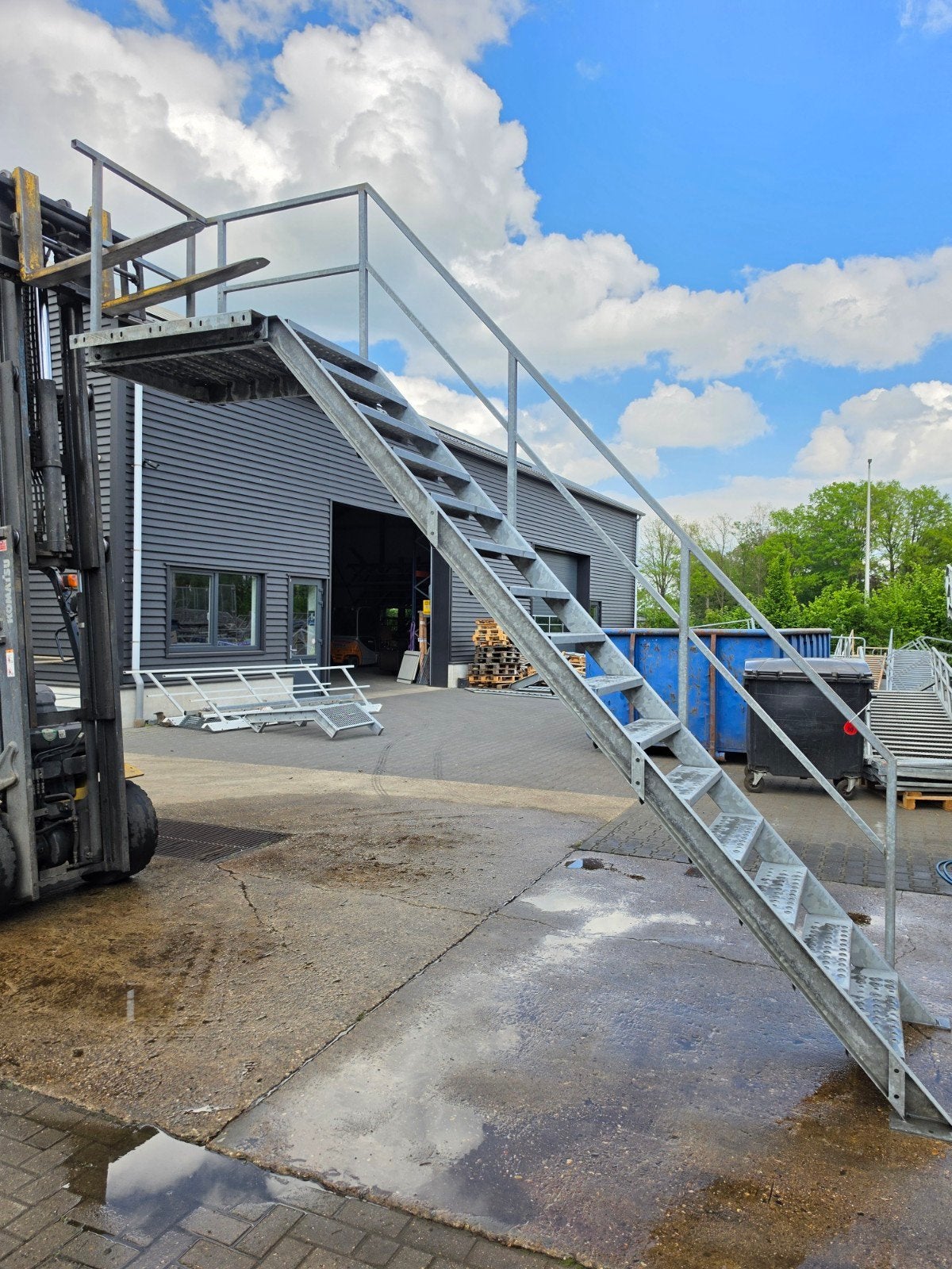 Stalen trap met bordes gegalv. Hoog 3,1 mtr. Nor080, Doe-het-zelf en Verbouw, Ladders en Trappen, Ophalen, 2 tot 4 meter