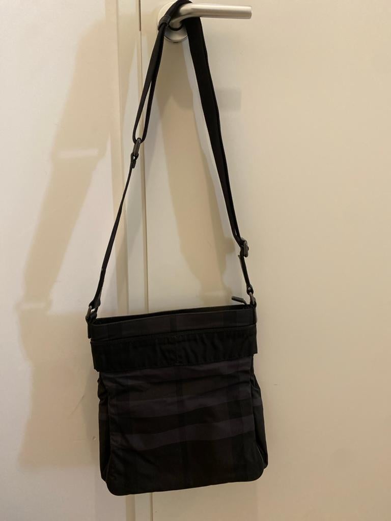 Original Men’s Burberry Schoudertas - Zwart met ruitpatroon, Ophalen of Verzenden, Zo goed als nieuw, Zwart, Schoudertasje