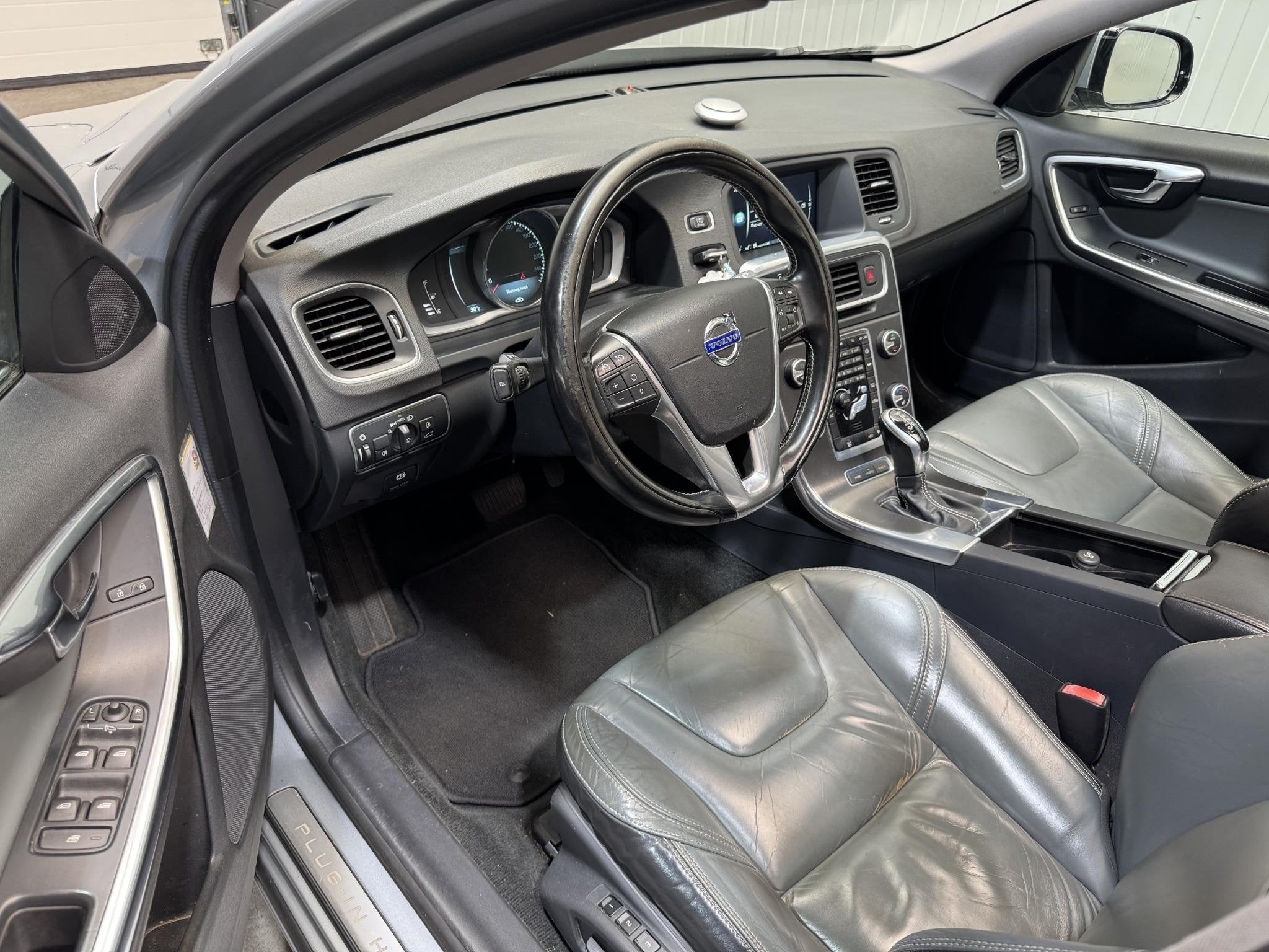Foto 11 van Volvo V60 2.4 D6 AWD Plug-In Hybrid Summum Super Netjes Pano