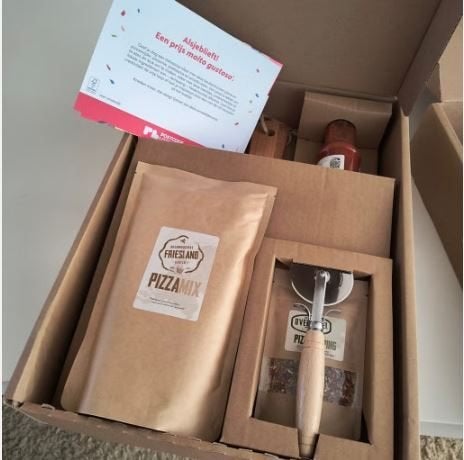 Postcode Loterij Pizzapakket met snijplank en snijder, Huis en Inrichting, Overige typen, Ophalen of Verzenden, Nieuw, Hout