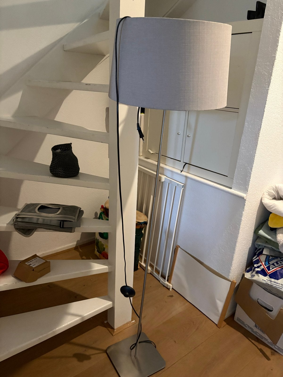 Moderne staande lamp met stoffen kap en voetschakelaar, Ophalen, Gebruikt, E27 (groot), Metaal