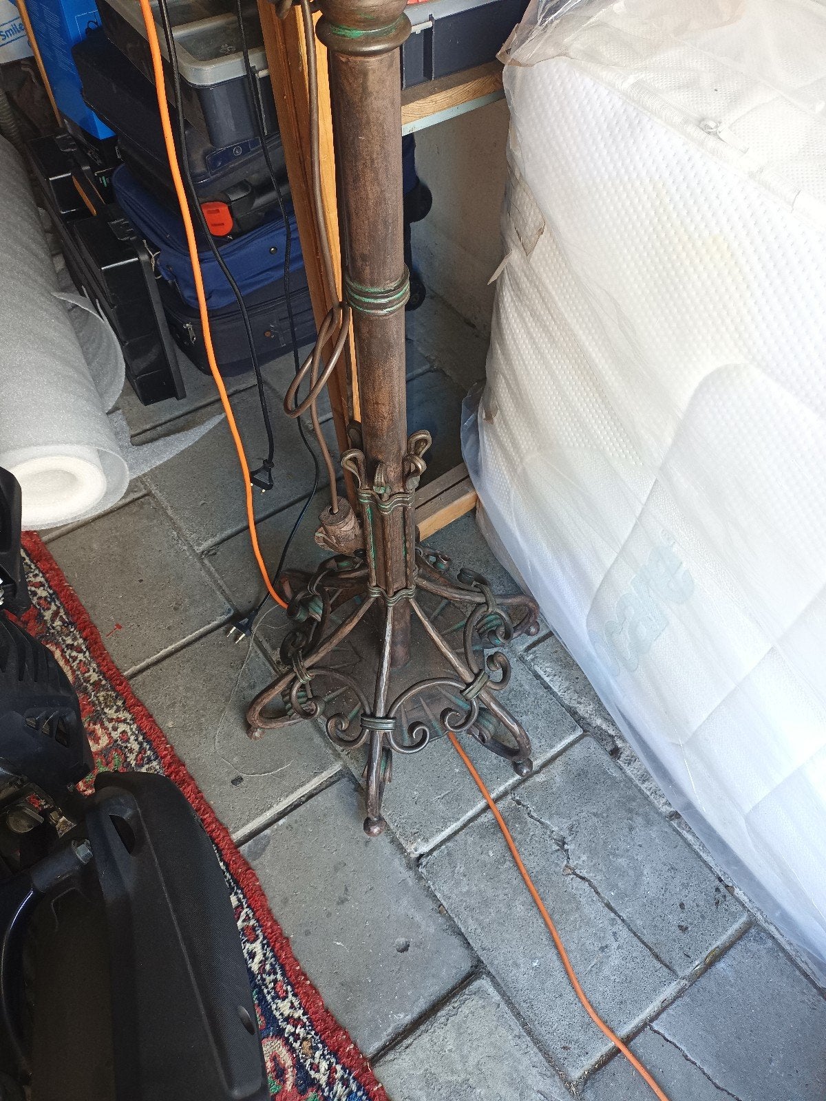 Antieke smeedijzeren vloerlamp met stoffen kap, Ophalen of Verzenden