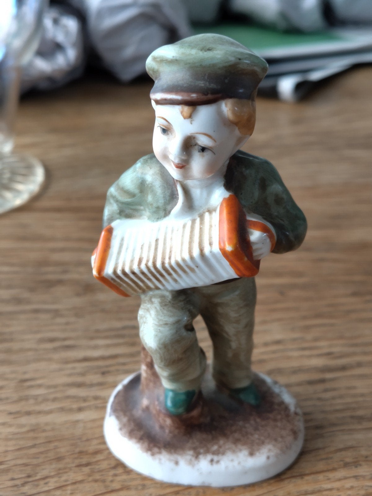 Vintage Porseleinen Beeldje Jongen met Accordeon, Ophalen of Verzenden