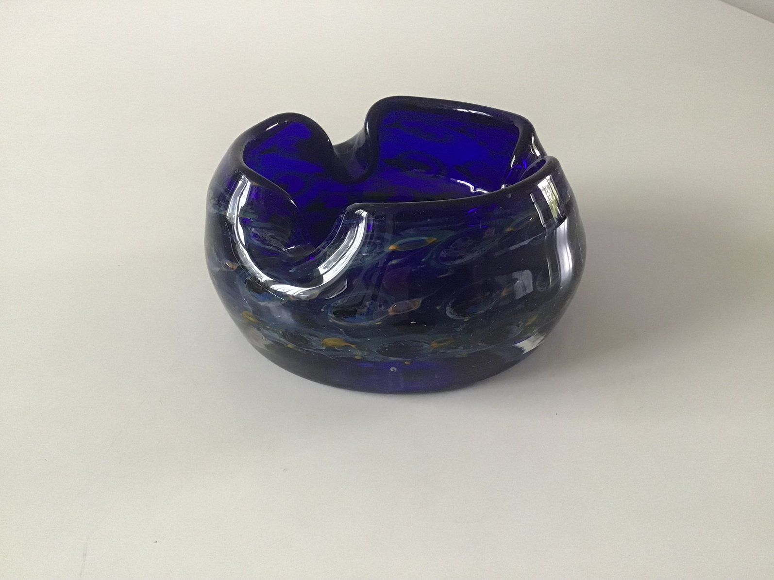 Eisch Glashütte glazen asbak/ vide poche kobaltblauw pauw, Antiek en Kunst, Glas, Ophalen of Verzenden, Blauw, Overige typen