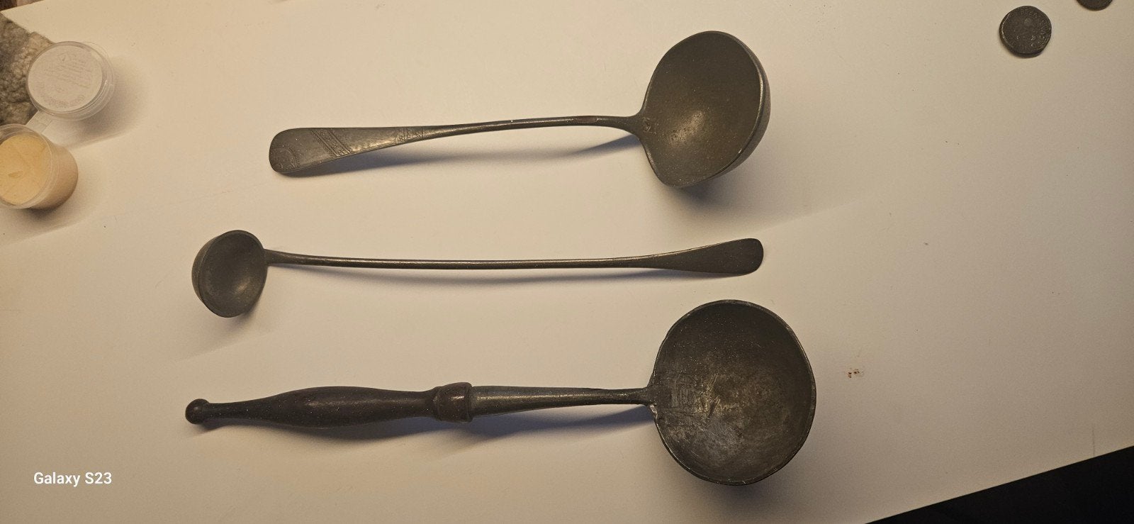 3 Antieke soep/ opscheplepels van tin. 1 met houten handvat, Ophalen of Verzenden