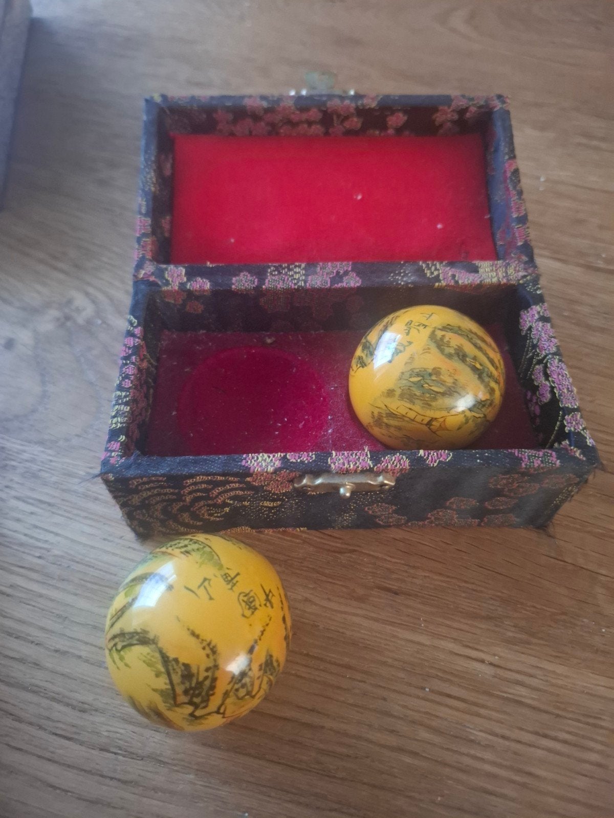 Chinese Baoding ballen in zijden doosje, Ophalen