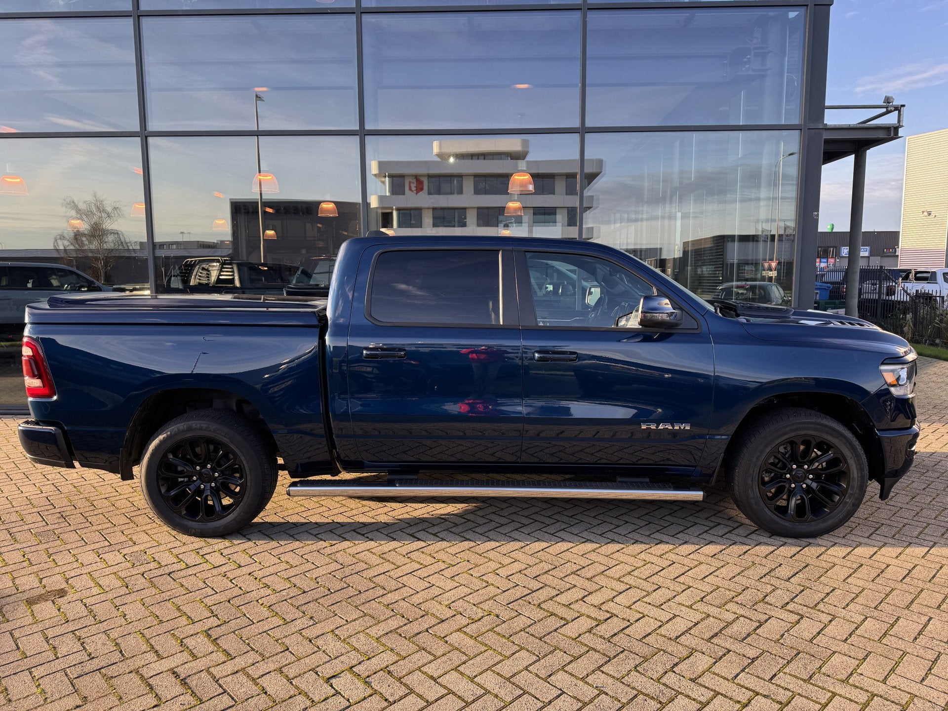Dodge Ram 1500 Laramie Sport | Alpine | Wireless Apple Carpl, Auto's, Dodge, Automaat, Gebruikt, 5654 cc, Blauw