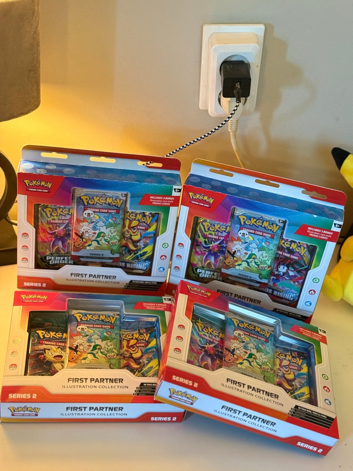 Pokémon First Partner Illustration Collection | Series 2, Ophalen of Verzenden, Nieuw, Boosterbox