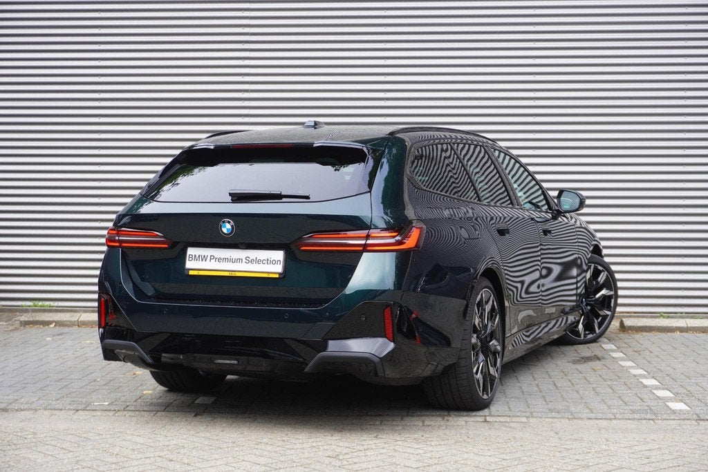 BMW i5 Touring eDrive40 | M Sportpakket Pro | Glazen panoram, Auto's, BMW, Automaat, Achterwielaandrijving, 510 min, Met garantie (alle)