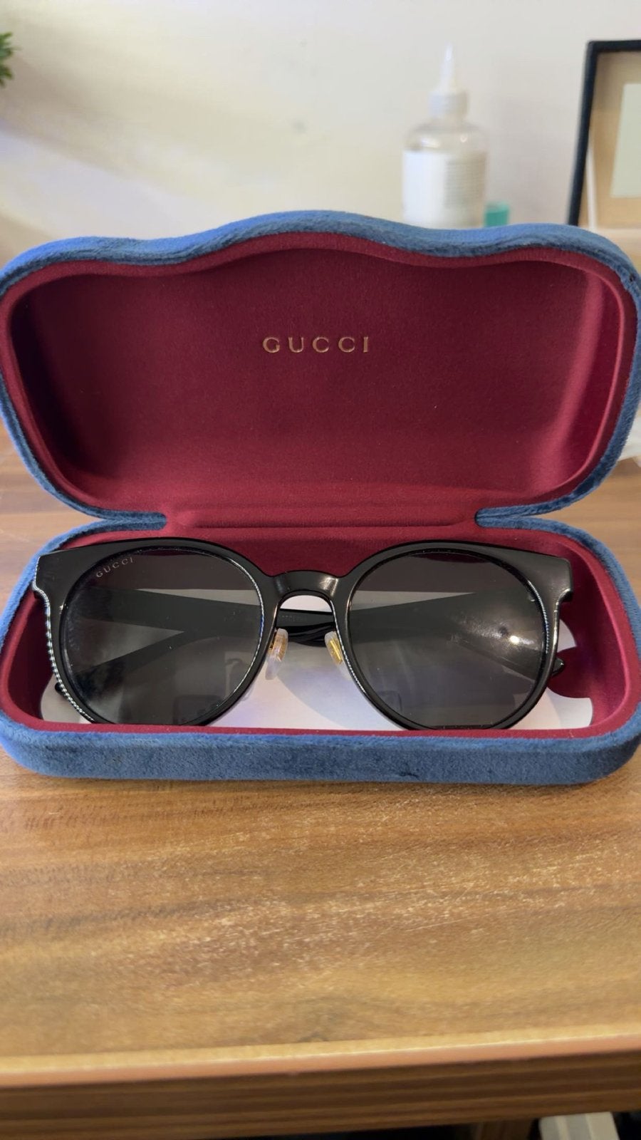 Stijlvolle Gucci zonnebril met etui, Ophalen of Verzenden, Zo goed als nieuw, Zwart, Zonnebril