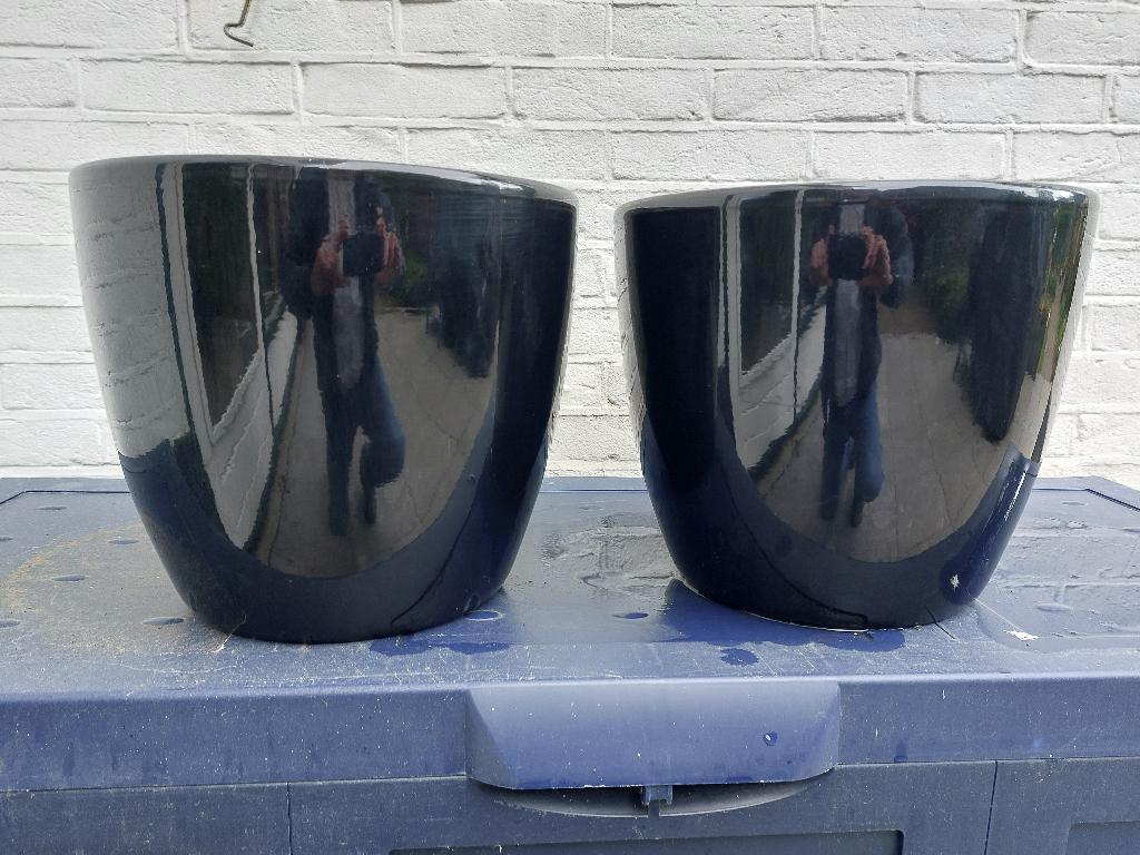 Twee keramische bloempotten binnen, zwart, Ophalen, Gebruikt, Rond, Binnen