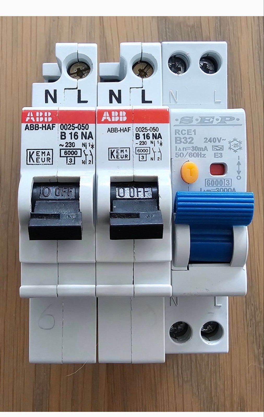 ABB Haf 0025- 50 B16 NA & SEP RCE 1 B32 Aardlekautomaat, Ophalen of Verzenden, Zo goed als nieuw, ABB, Aardlekautomaat