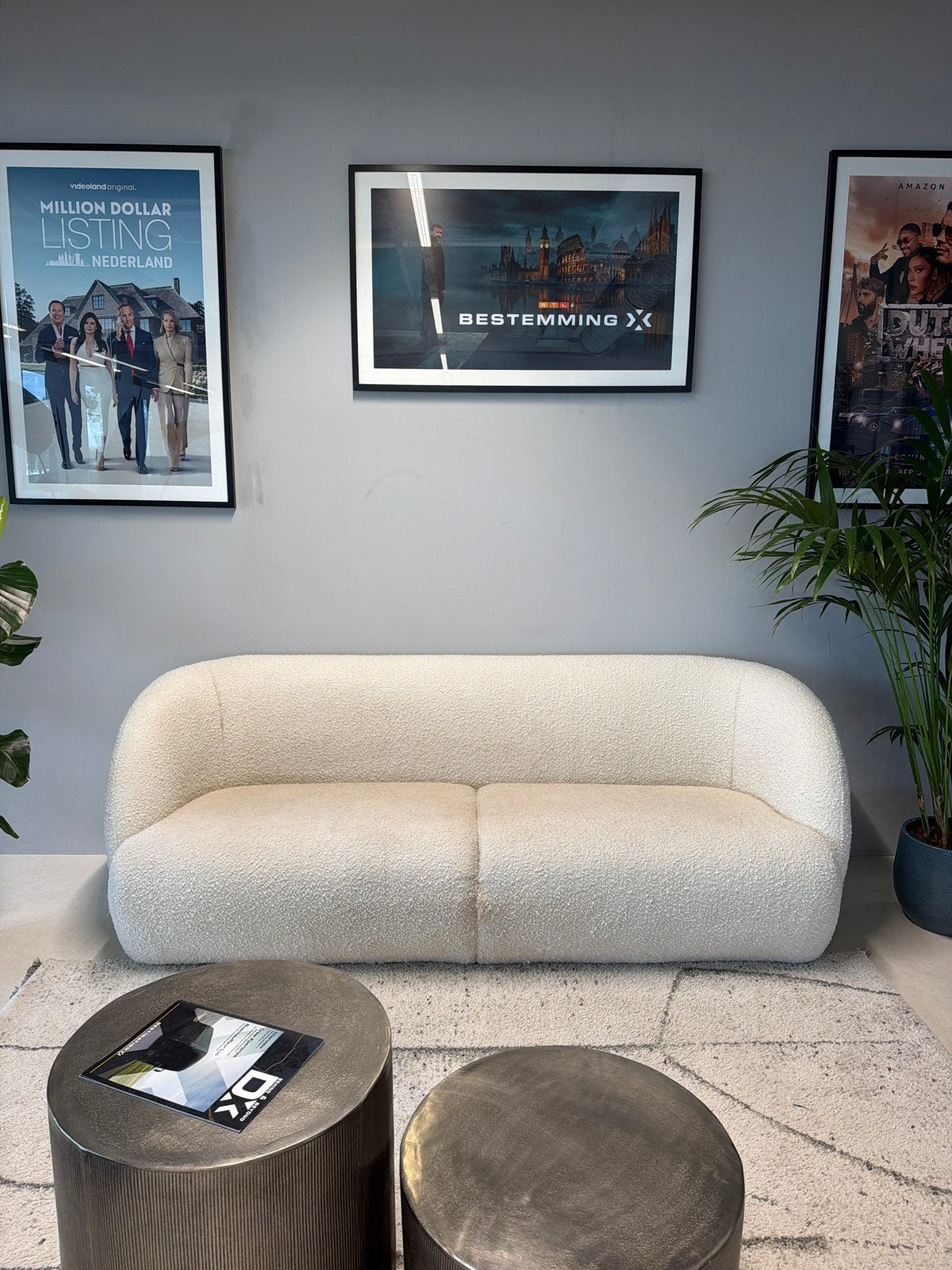 GRATIS AF TE HALEN: Moderne Bouclé Tweepersoonsbank - Crème, Huis en Inrichting, Banken | Sofa's en Chaises Longues, Ophalen, Gebruikt