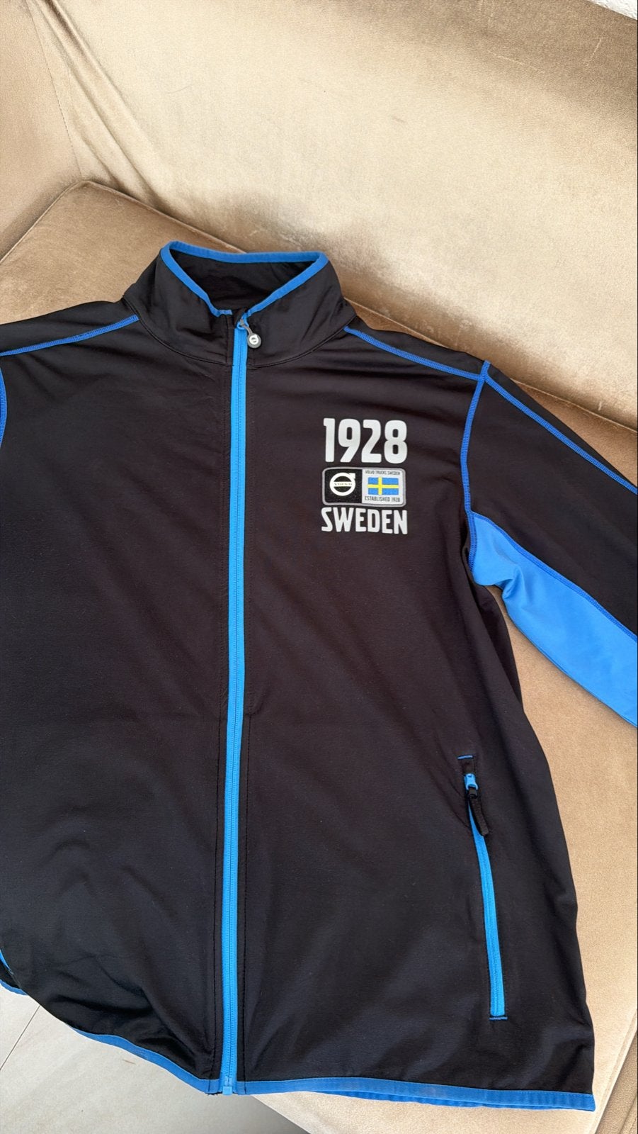 Volvo Trucks Sweden Softshell Jas Heren Zwart/Blauw M, Kleding | Heren, Ophalen of Verzenden, Nieuw, Maat 52/54 (L), Zwart