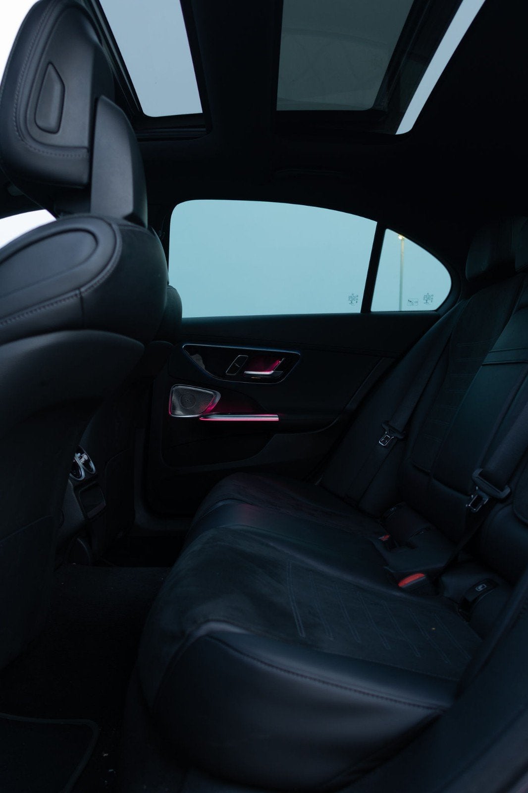 Foto 17 van Mercedes-Benz C-Klasse C300 AMG Line | Pano | 360 Camera