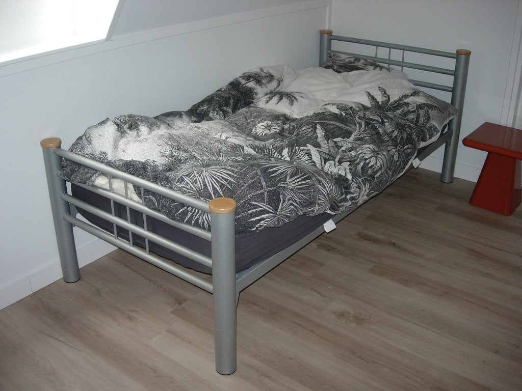 Grijs metalen bed met een toefje hout, Ophalen, Gebruikt, 90 cm, Eenpersoons