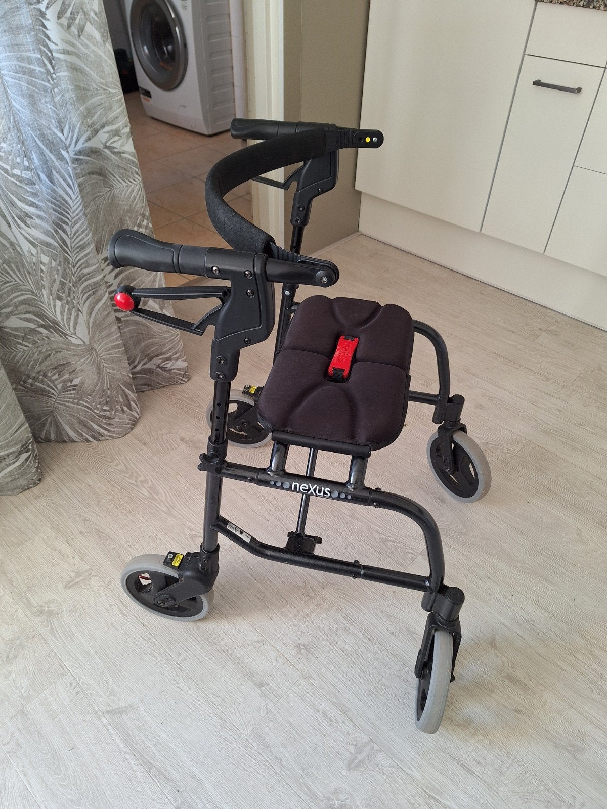 wegens overcompleet rollator zwart merk nexis, Ophalen, Gebruikt