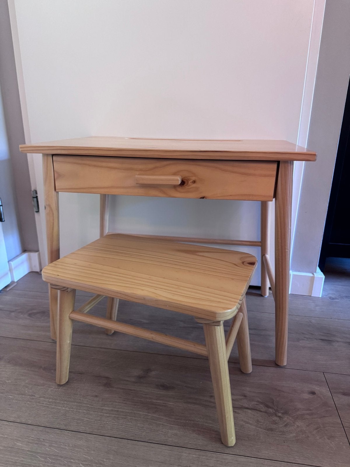 Kinder bureau met krukje en lade, Kinderen en Baby's, Kinderkamer | Tafels en Stoelen, Ophalen of Verzenden, Tafel(s) en Stoel(en)