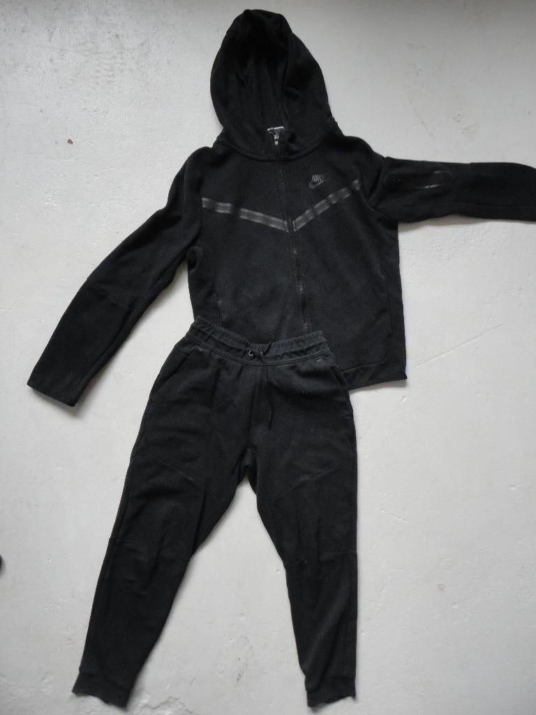 Mooi zwart trainingspak van NIKE TECH maat M - maat 152, Sport- of Zwemkleding, Ophalen of Verzenden, Zo goed als nieuw, Nike