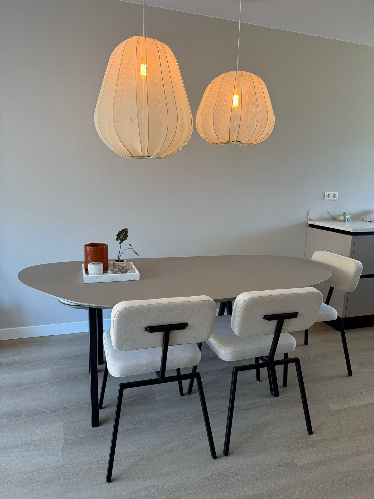 Studio Henk Eettafel Slim X-type met bank en stoelen
