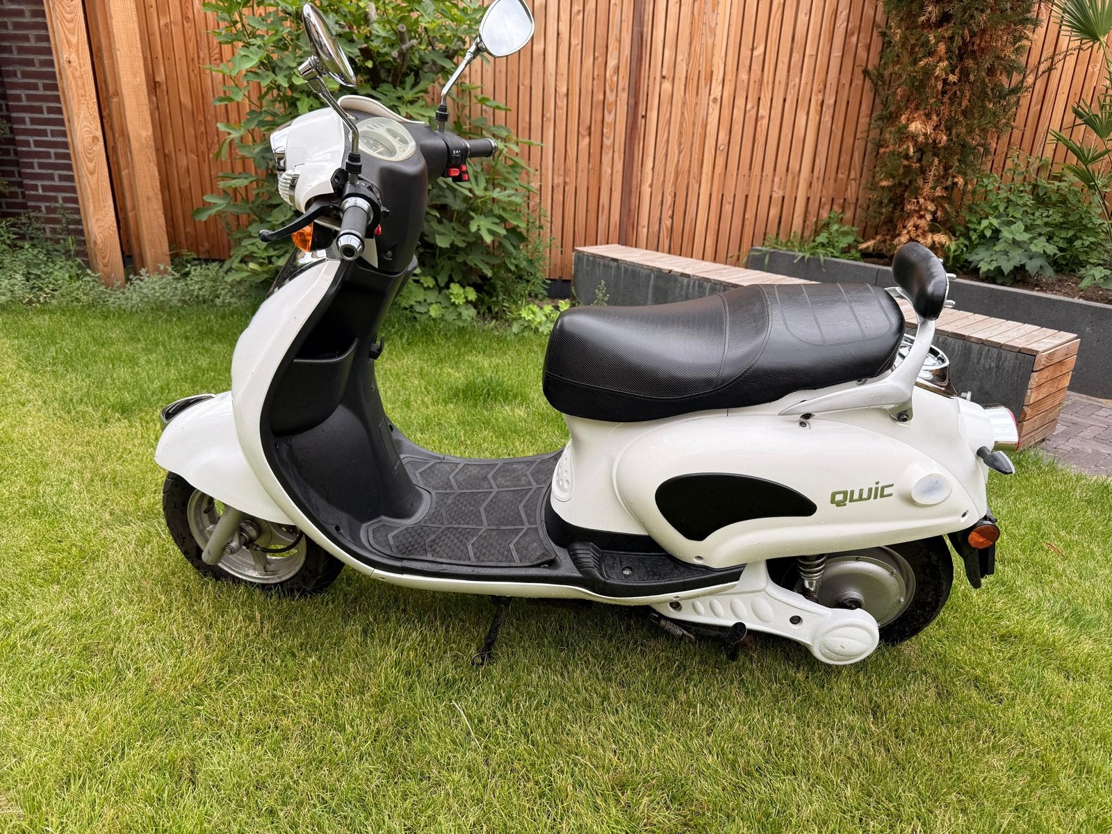Qwic elektrische scooter - Wit, lichte gebruikssporen, Ophalen, Gebruikt, Elektrisch, Overige merken
