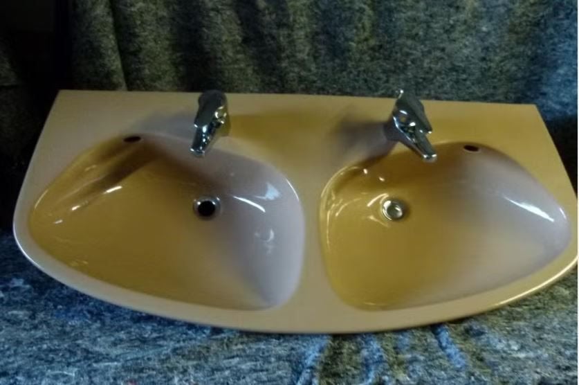 vintage dubbele wastafel lavabo 70er hel caramel, Ophalen, Zo goed als nieuw, Steen, Wastafel