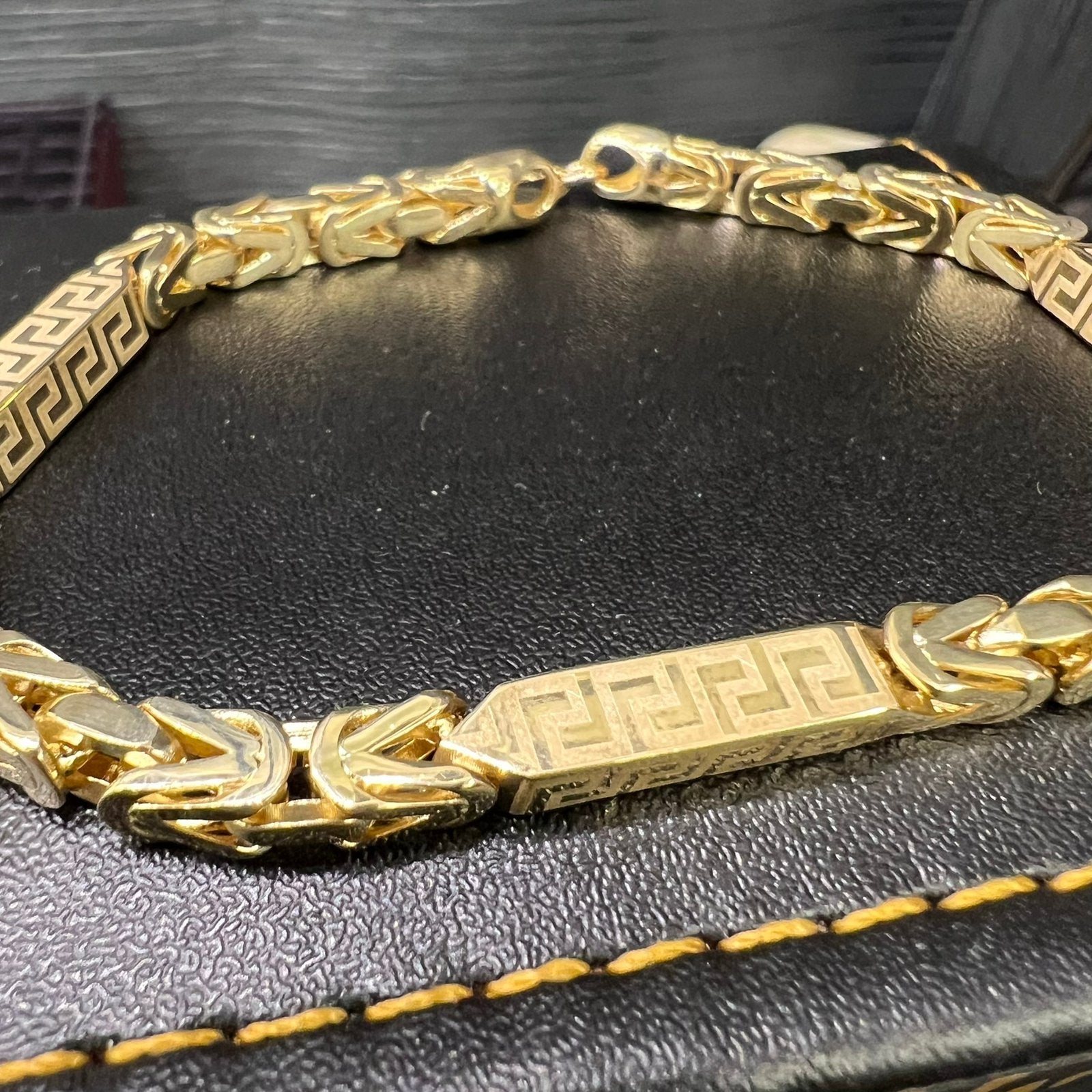 14k gouden armband koningsschakel versace, Ophalen of Verzenden, Zo goed als nieuw, Goud