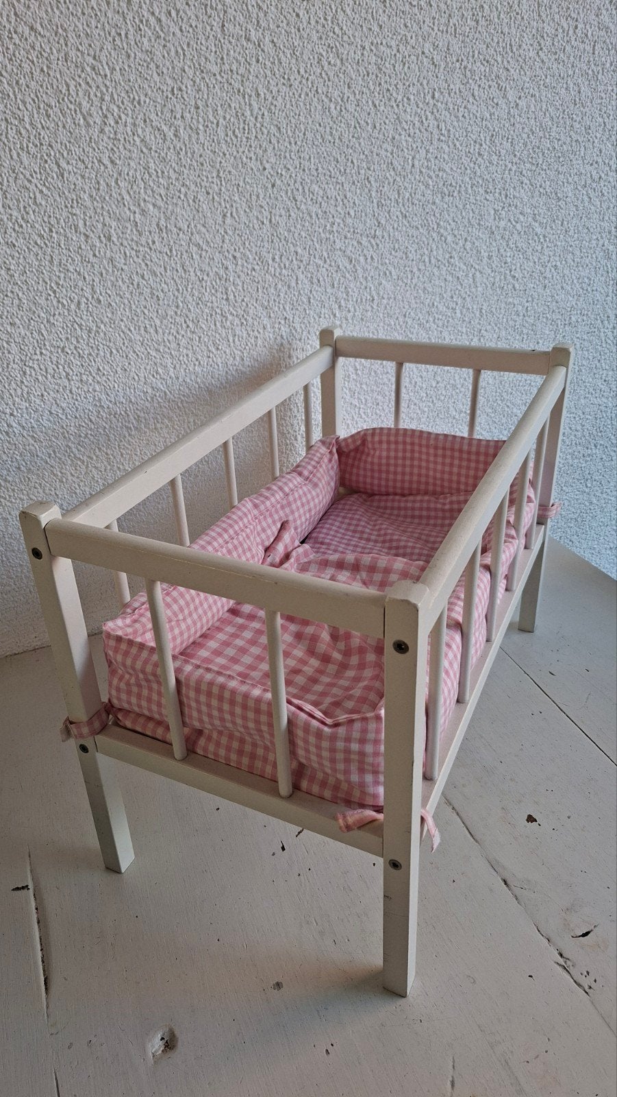 Houten poppenwiegje met roze geruite bekleding, Ophalen