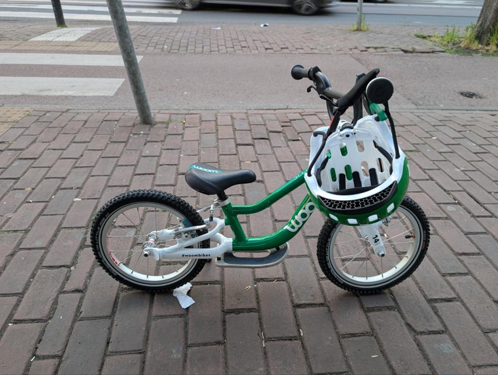 Woom 1 loopfiets zo goed als nieuw met nieuwe helm, Velgrem, Ophalen of Verzenden, Woom, Minder dan 16 inch