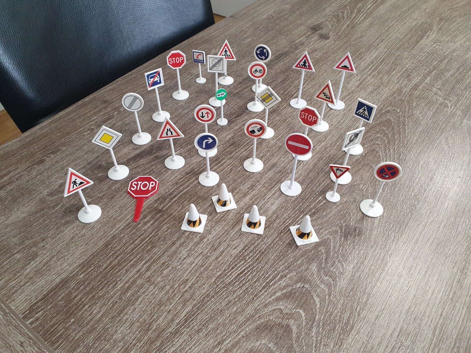 Verzameling speelgoed verkeersborden (30 stuks), Ophalen of Verzenden, Zo goed als nieuw