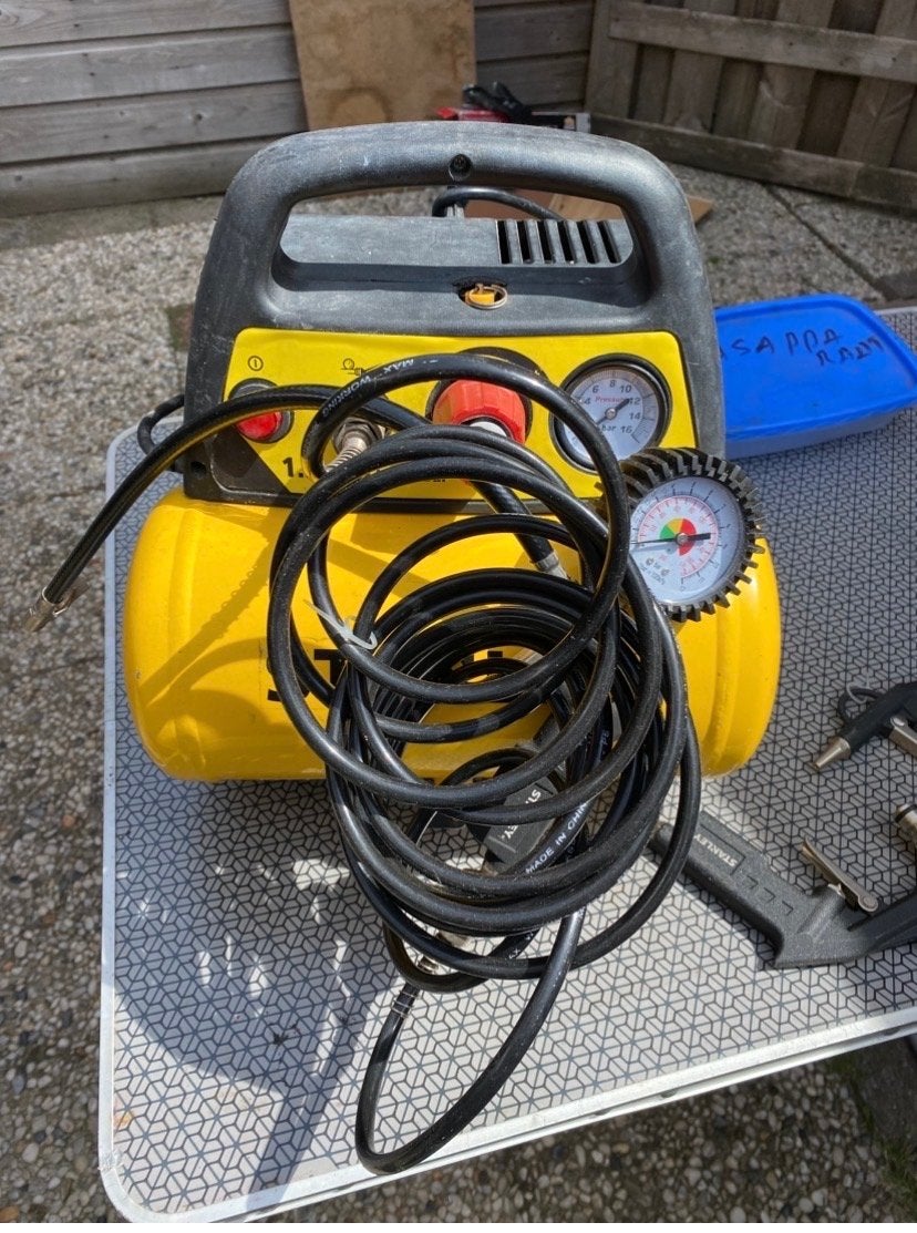 Stanley Luchtcompressor met blaaspistolen, Gebruikt, 6 tot 10 bar, Ophalen of Verzenden, Minder dan 200 liter/min