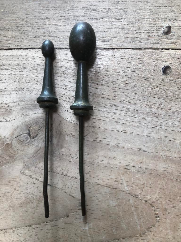Antieke bronzen raampennen, 11,5 en 12,5 cm lang, Ophalen of Verzenden