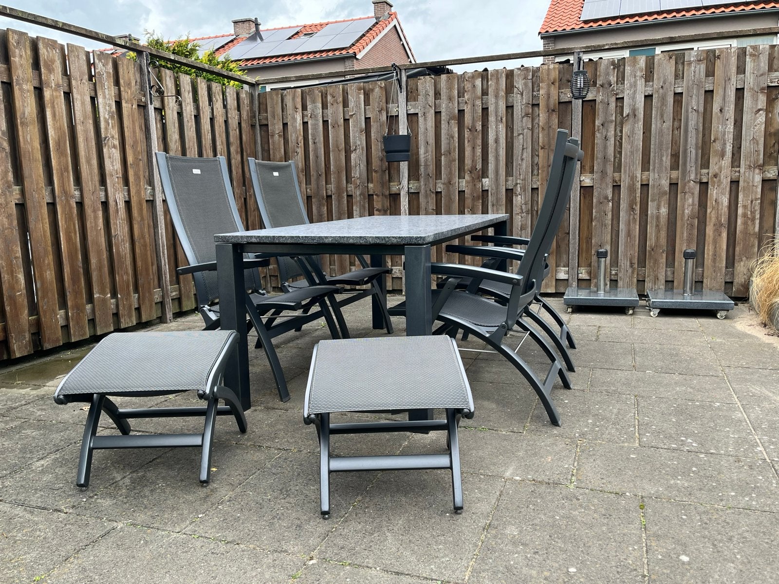 4 Hartman tuinstoelen,  natuurstenen tafel, 2 hockers, Ophalen, 4 zitplaatsen, Gebruikt, Eettafel