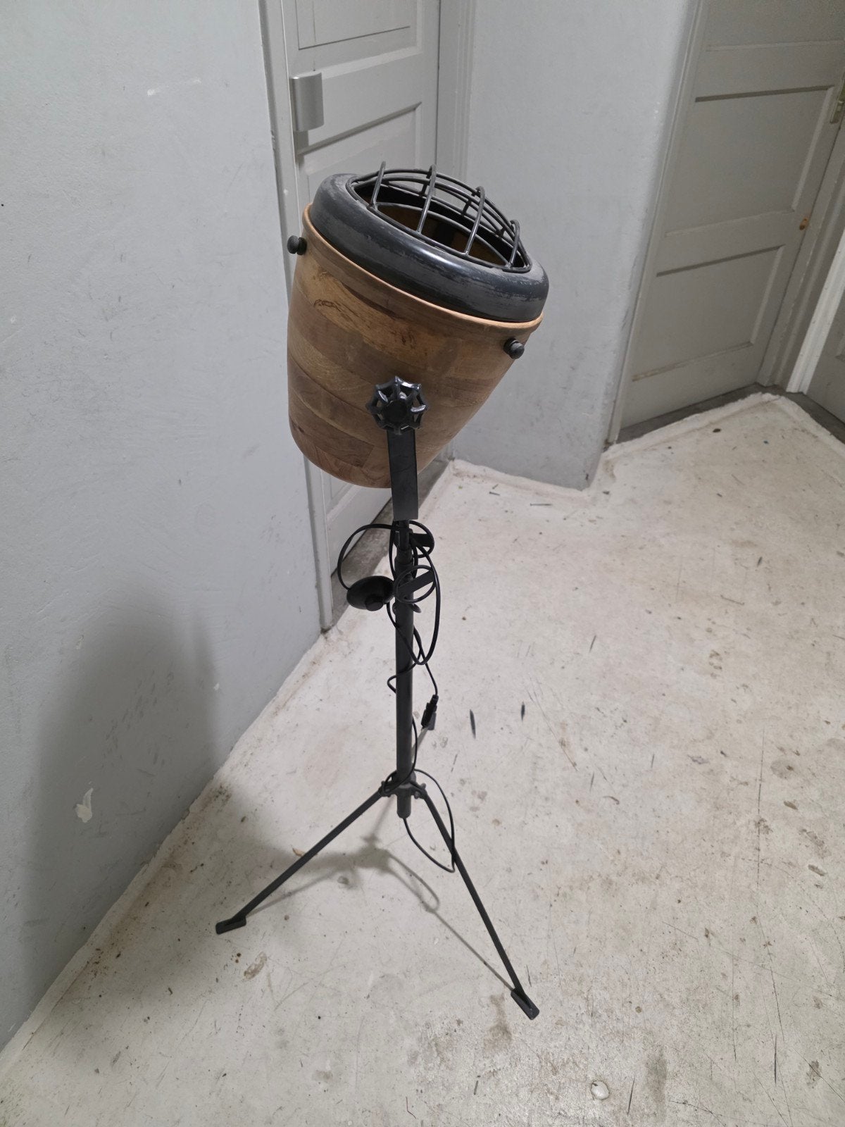 Vintage industriële vloerlamp met houten accenten, Ophalen, Zo goed als nieuw, Hout, Industriële modern