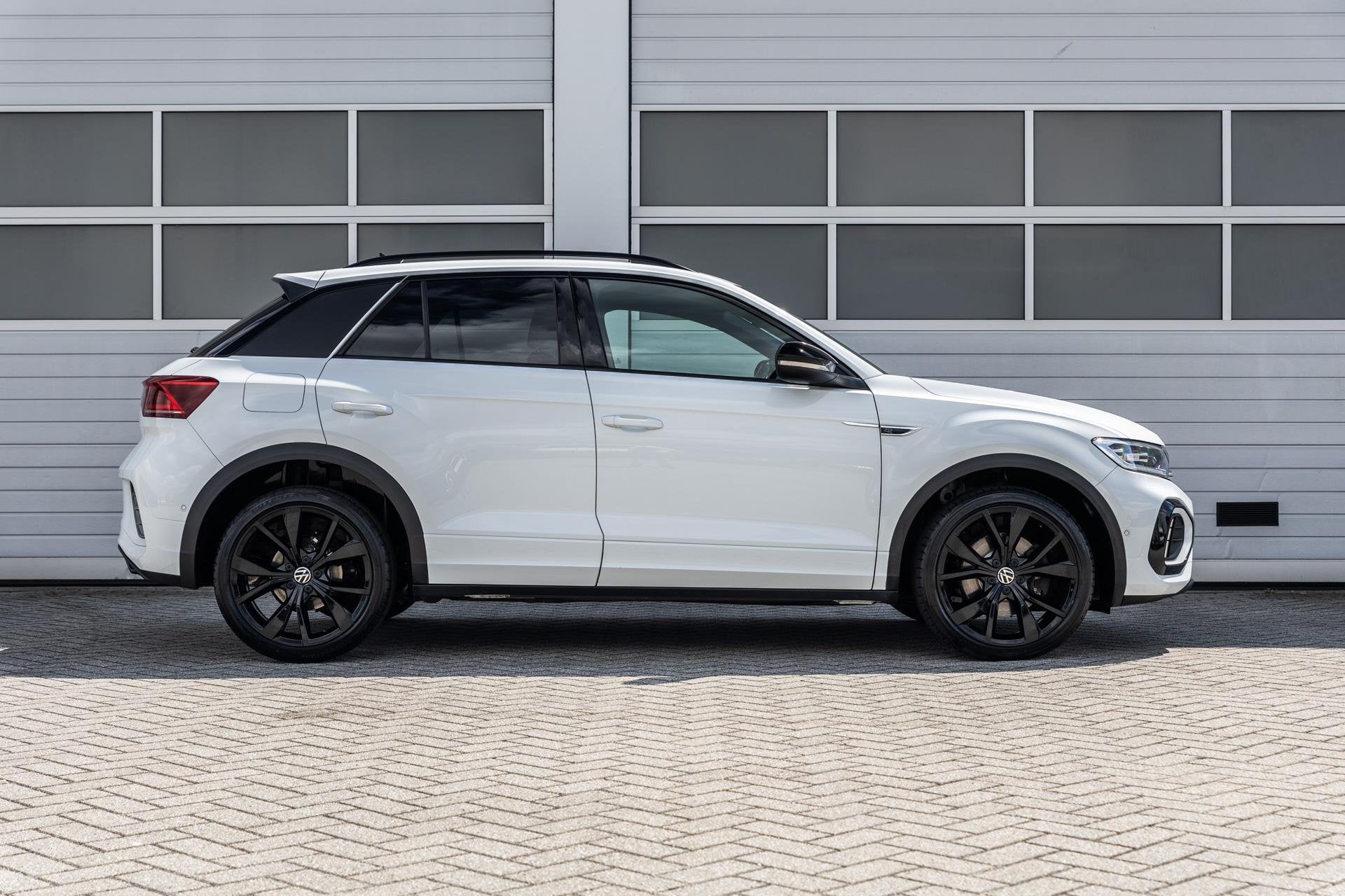Volkswagen T-Roc 1.5 TSI 150pk DSG R-Line | Trekhaak | Stoel, 12 maanden, 4 cilinders, Wit, Bedrijf