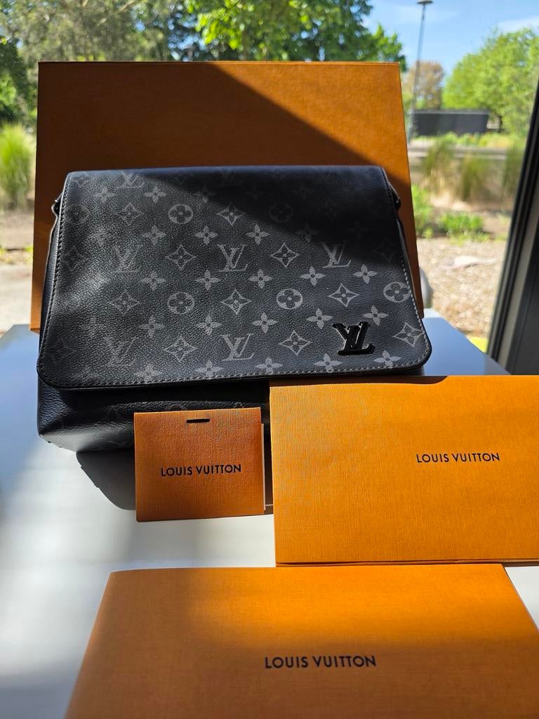 Louis Vuitton District PM Messenger Bag Monogram Eclipse, Kleding | Heren, Overige Herenkleding, Nieuw, Ophalen of Verzenden