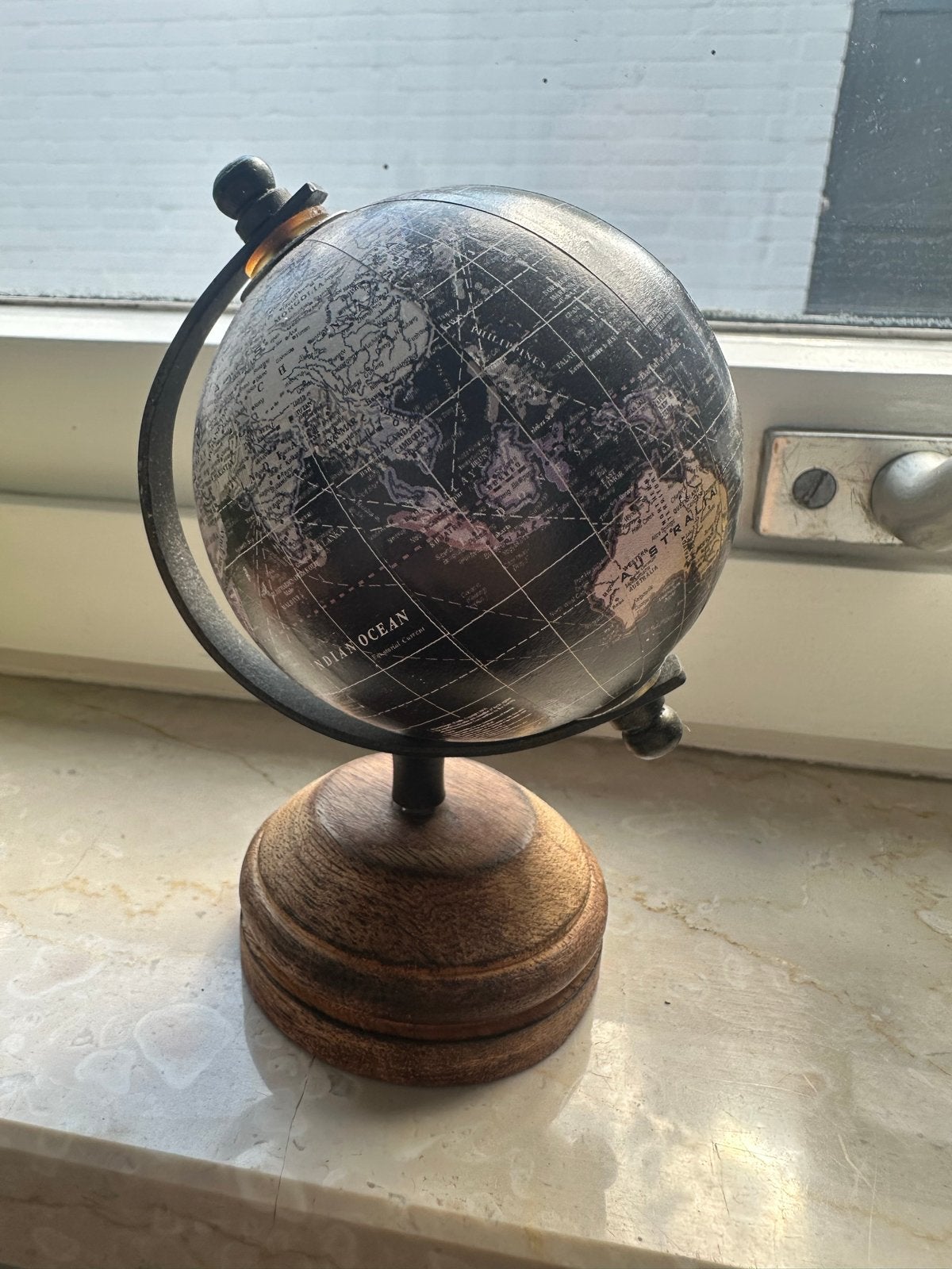 Decoratieve Wereldbol - Zwart met Houten Voet, Gebruikt, Draaibaar, Ophalen of Verzenden, Staatkundige wereldbol