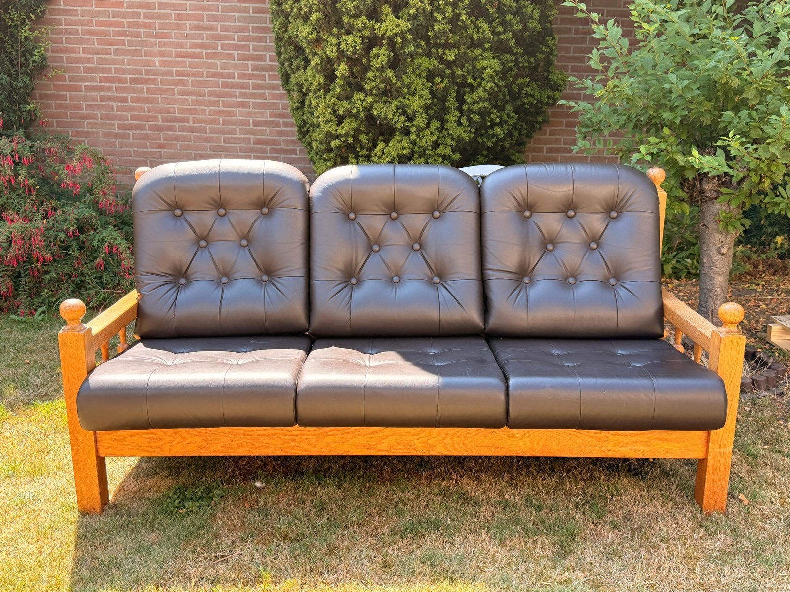Driepersoons bank met houten frame en leren kussens, Ophalen, Gebruikt, 150 tot 200 cm, Driepersoons