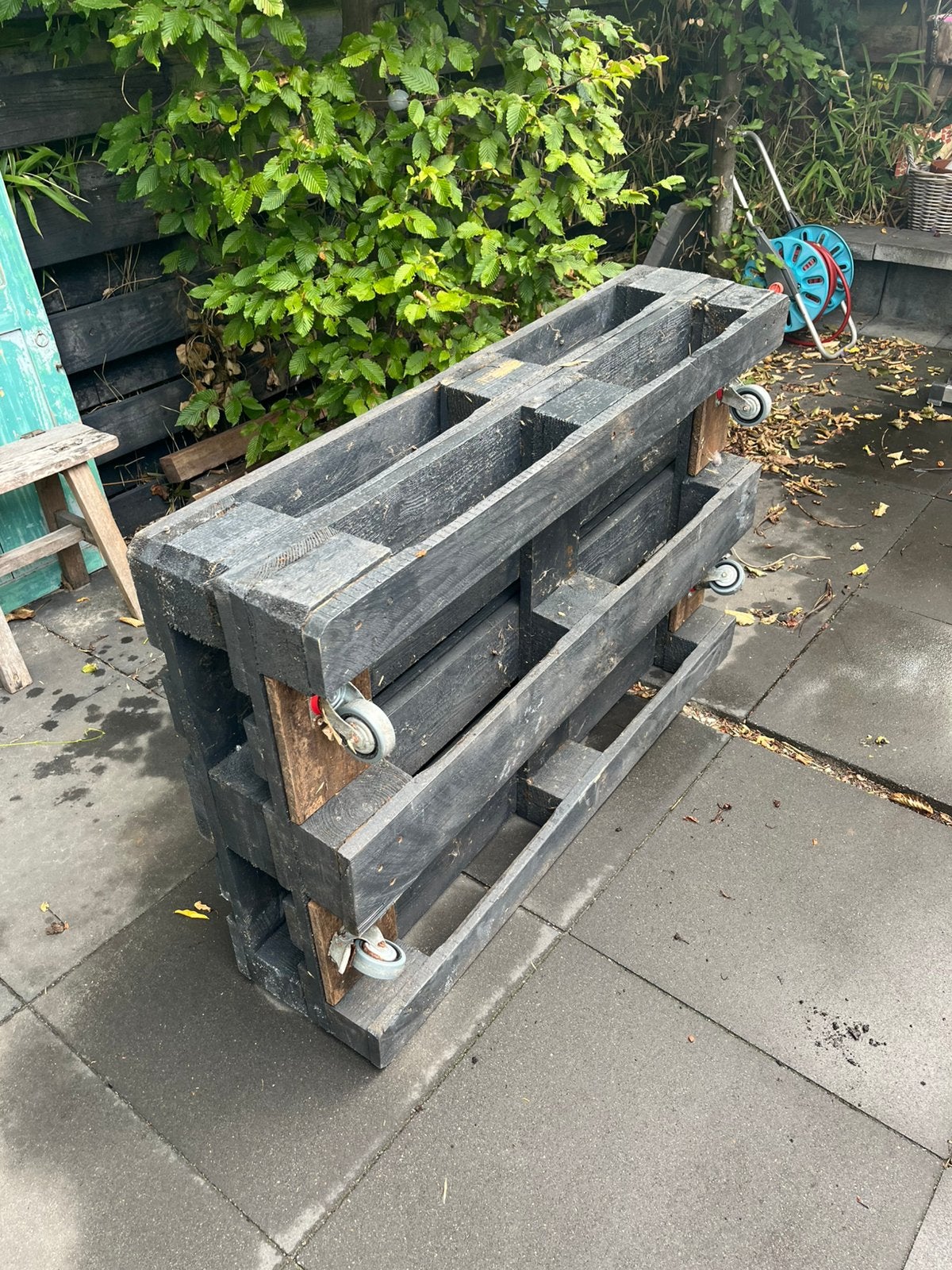 Gratis af te halen dubbele zwart gebeitste palletbank, Ophalen, Gebruikt, Hout