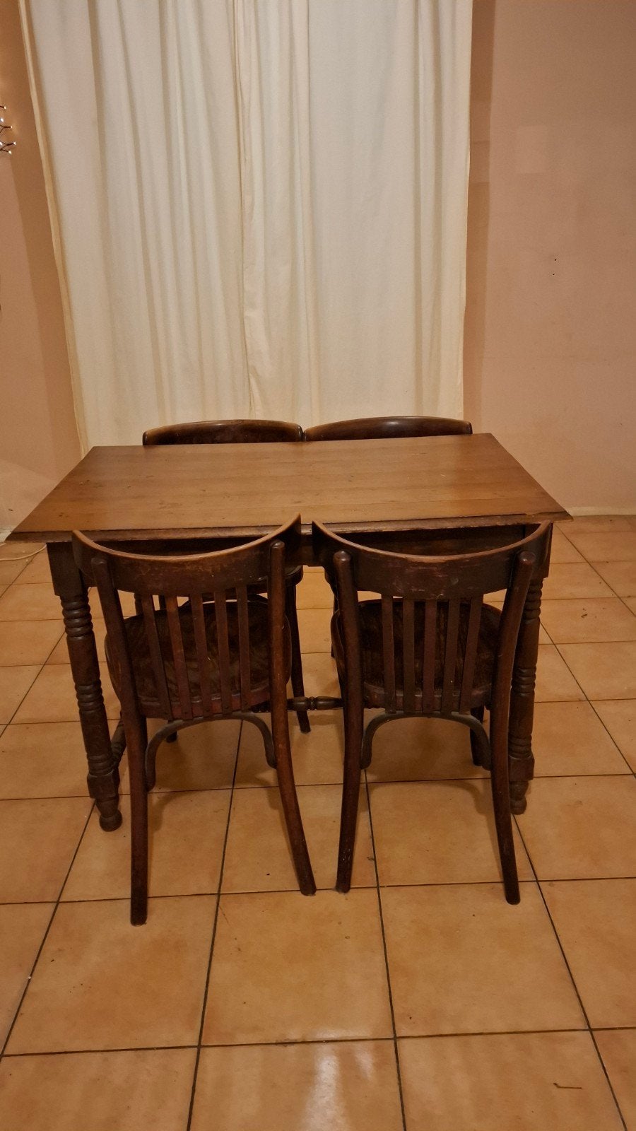 Antieke tafel met 4 houten stoelen, Ophalen