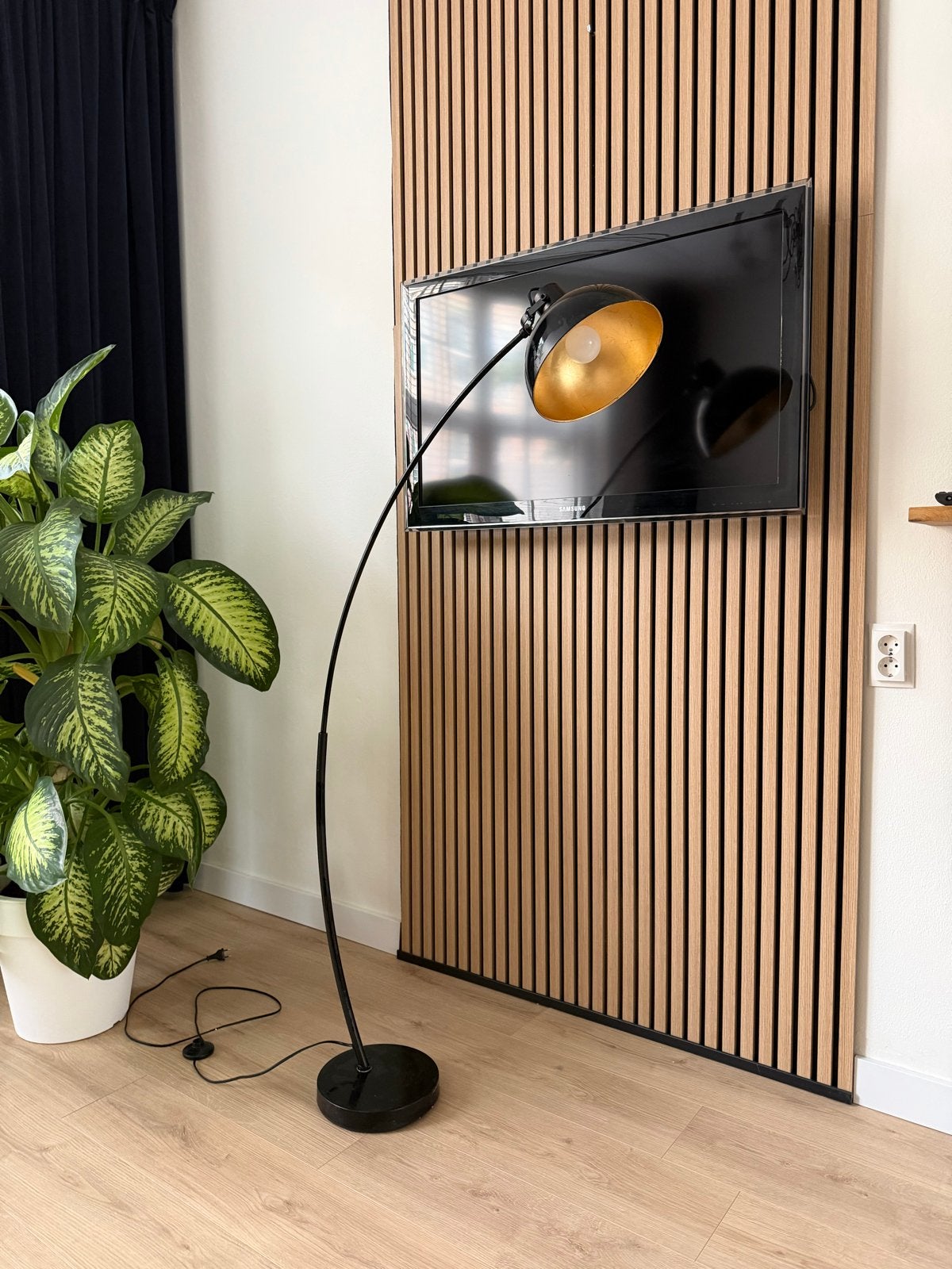 Moderne Zwarte Booglamp met Gouden Binnenkant, Huis en Inrichting, Lampen | Vloerlampen, Ophalen, E27 (groot), Zo goed als nieuw