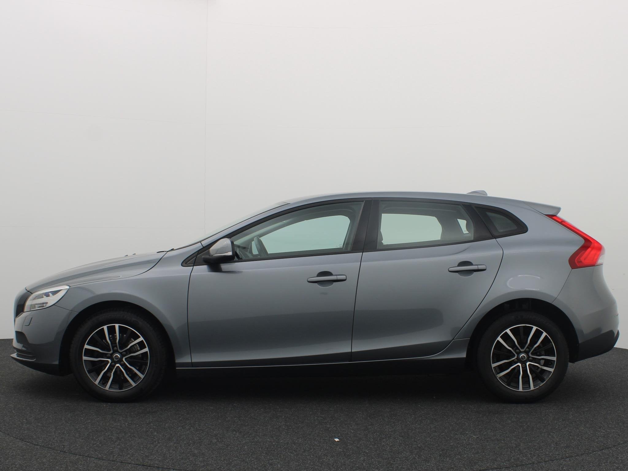 Volvo V40 2.0 T2 Nordic+ FULL LED / STANDKACHEL / STOELVERW, Voorwielaandrijving, Gebruikt, Euro 6, 4 cilinders