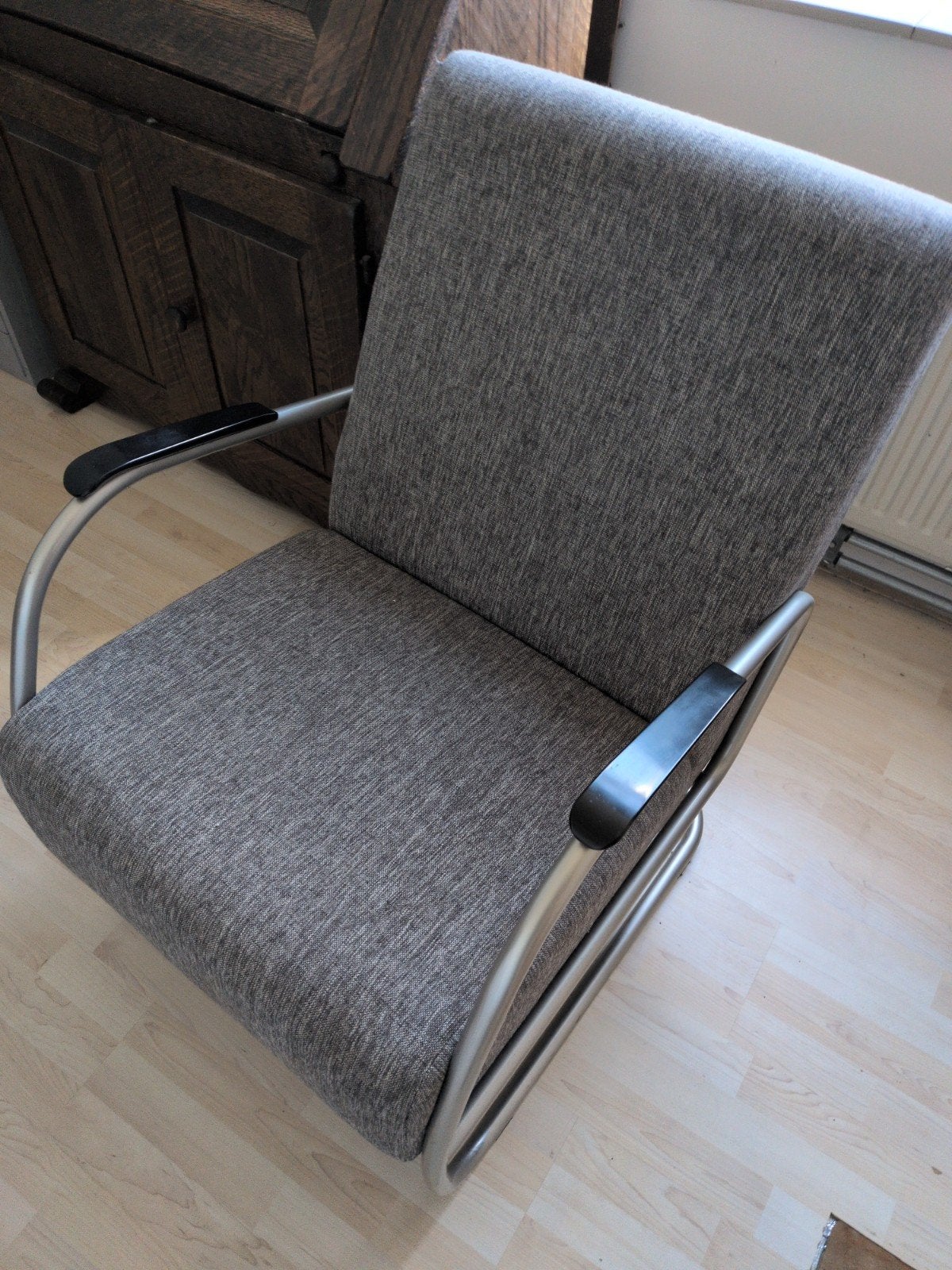 Comfortabele grijze stoel met metalen frame, Huis en Inrichting, Stoelen, Ophalen, Gebruikt, Stof, Eén