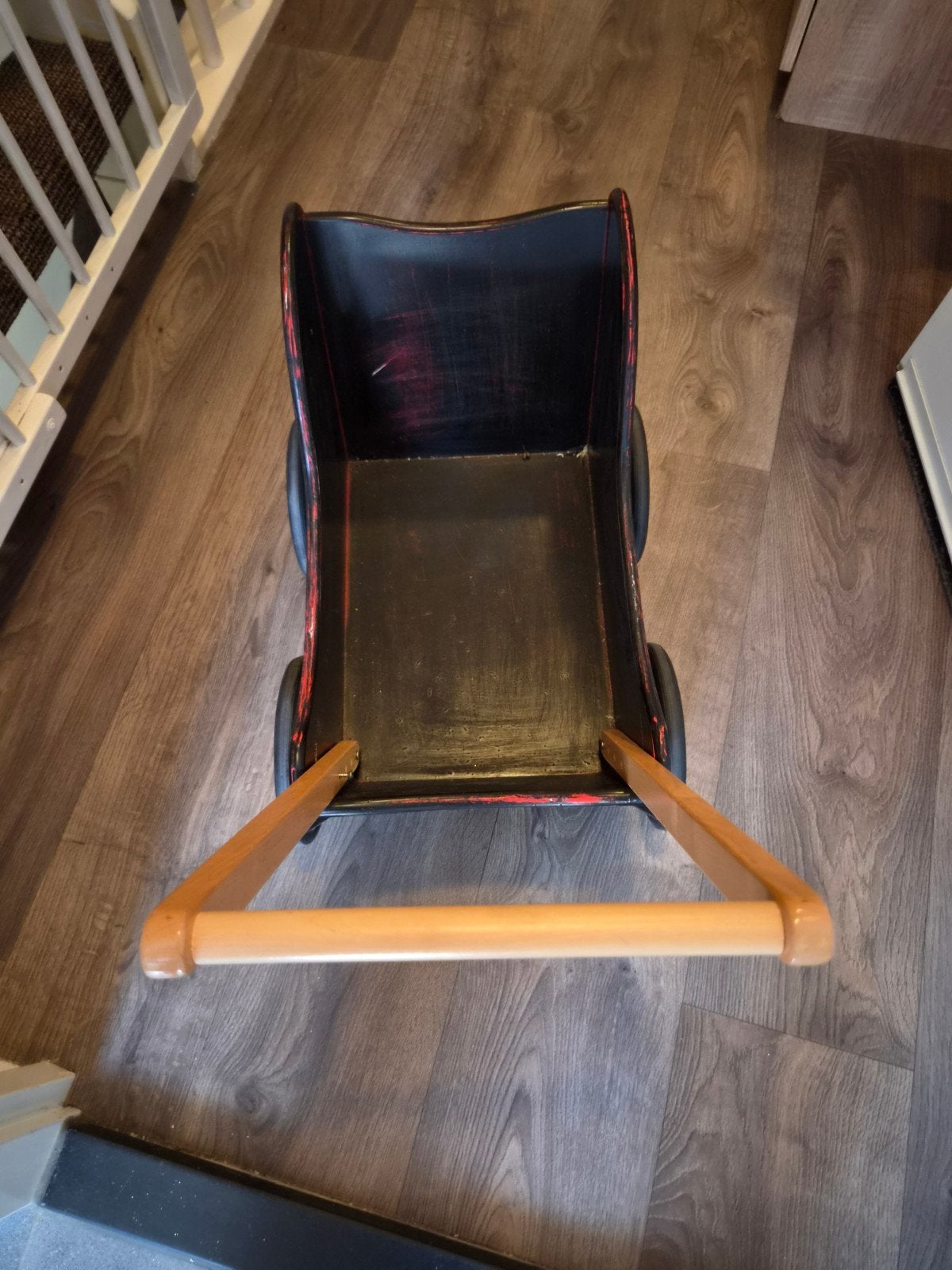 Houten loopwagen / poppenwagen - Zwart met rode accenten, Kinderen en Baby's, Speelgoed | Houten speelgoed, Ophalen, Gebruikt