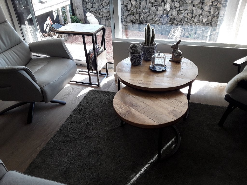 Te koop 2 Salontafels van masief Mango hout en stalen poot., Overige houtsoorten, 50 tot 100 cm, Rond, Zo goed als nieuw
