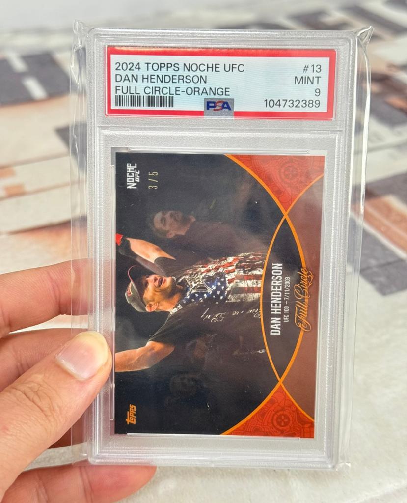 2024 TOPPS NOCHE UFC DAN HENDERSON FULL CIRCLE-ORANGE psa-9, Verzamelen, Sportartikelen en Voetbal, Zo goed als nieuw, Spelerskaart